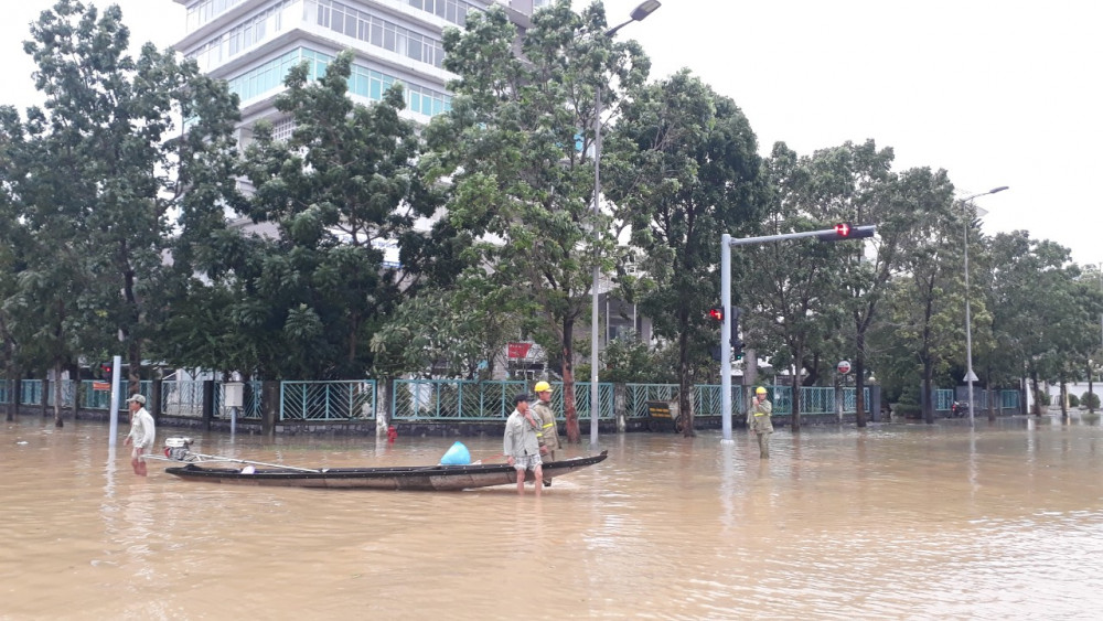 Trụ sở UBND TP. Huế ngập trong nước lũ