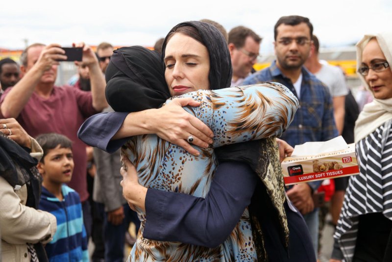 Thủ tướng Jacinda Ardern thăm hỏi động viên thân nhân những người bị thiệt mạng trong vụ khủng bố tháng 3/2019 - Ảnh: Hagen Hopkin/Getty Images