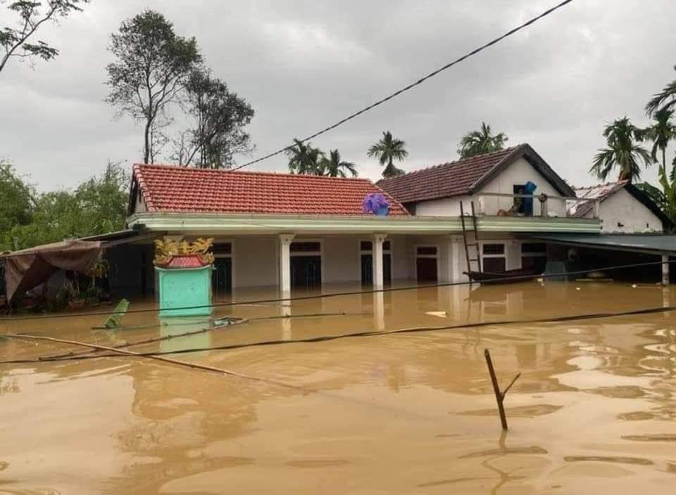 Trong lúc đó các xã vùng thất trũng ở hạ lưu sông Bồ, sông Hương nước lũ dâng cao trở lại