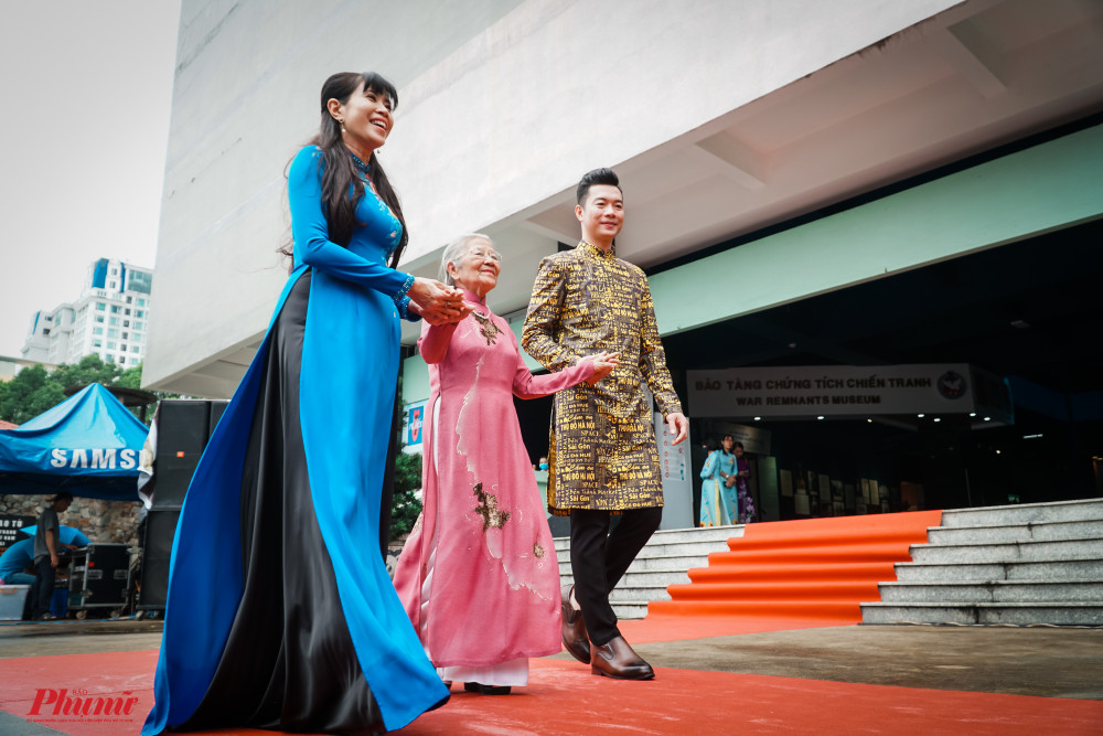 Đại sứ Áo dài – MC Quỳnh Hoa dìu NSƯT Phi Điểu đi về phía sân khấu