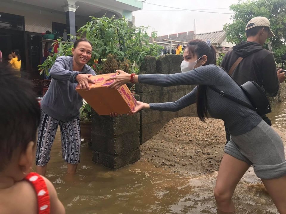 Khi ca sĩ Thủy Tiên lao vào giữa vùng mưa gió,bão lũ để cứu trợ thì có những người ngồi nhà bàn tán, phê phán trang phục của cô