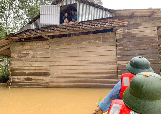 Mưa lớn kéo dài khiến nhiều địa phương ở Hà Tĩnh bị cô lập