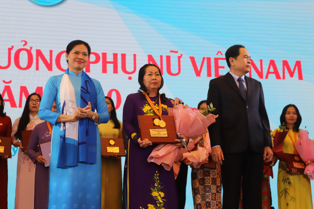 Lá chắn thép Trần Thị Ngọc Nữ được trao tặng Giải thưởng Phụ nữ Việt Nam 2020