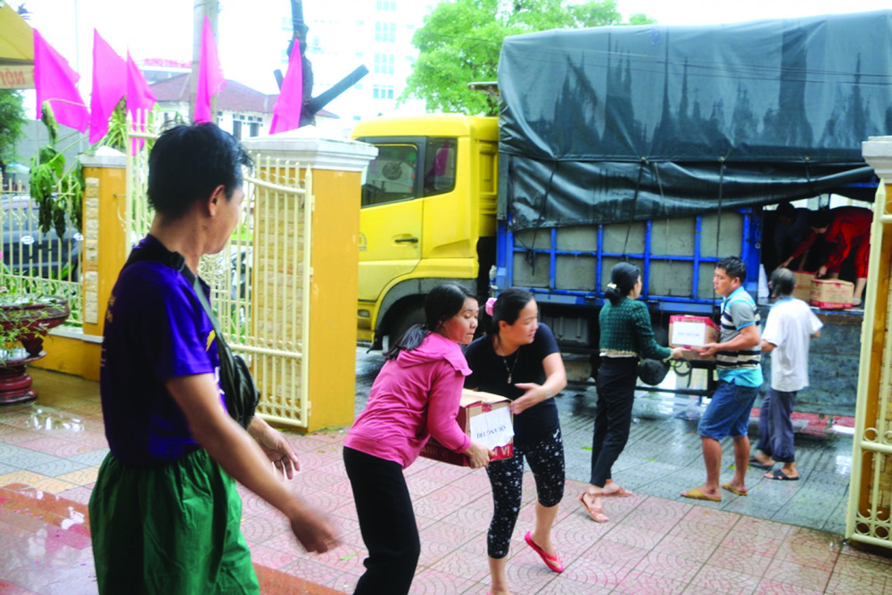 Hàng cứu trợ do Báo Phụ Nữ TP.HCM quyên góp đã được chuyển ra trụ sở của Hội LHPN tỉnh Thừa Thiên - Huế