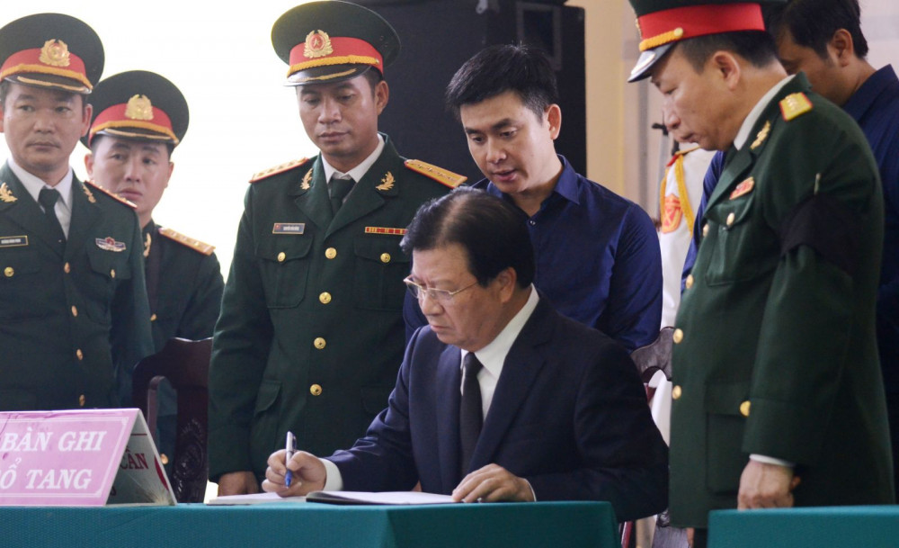Phó thủ tướng Trịnh Đình Dũng xúc động ghi vào sổ tang khi đến viêng viếng 13 liệt sĩ hy sinh tại thủy điện Rào Trăng 3