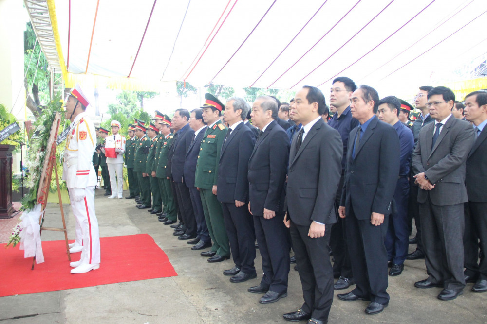 Đoàn cán bộ lãnh đạo tỉnh Thừa Thiên - Huế vào viếng
