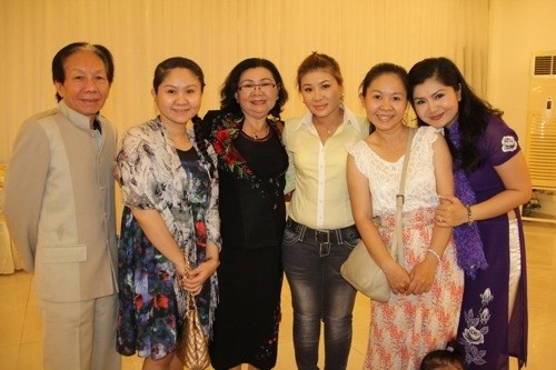 Nghệ sĩ Thanh Loan (thứ ba từ trái sang) - mẹ của NSƯT Tú Sương