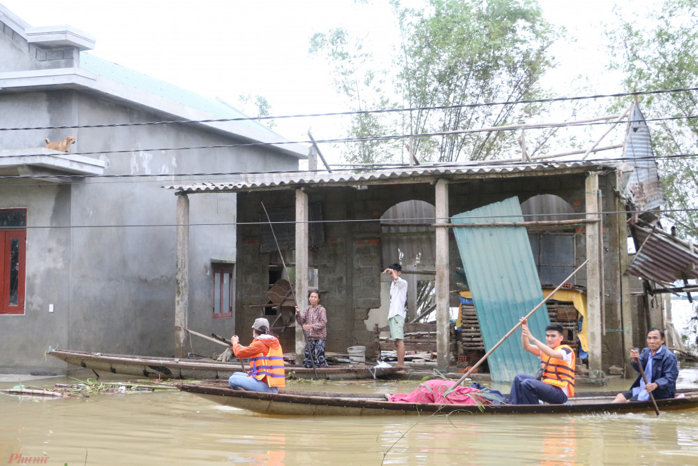 Người dân trong vùng lũ ở thôn Phú Kinh di trì sự sống bằng nguồn lương thực, nước sinh hoạt từ các đoàn cứu trợ của chính quyền và mạnh thường quân.