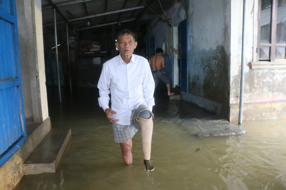 Nhiều người dân ở xã Hải Phong sống trong tình trạng không điện, thiếu nước sạch suốt 12 ngày qua.
