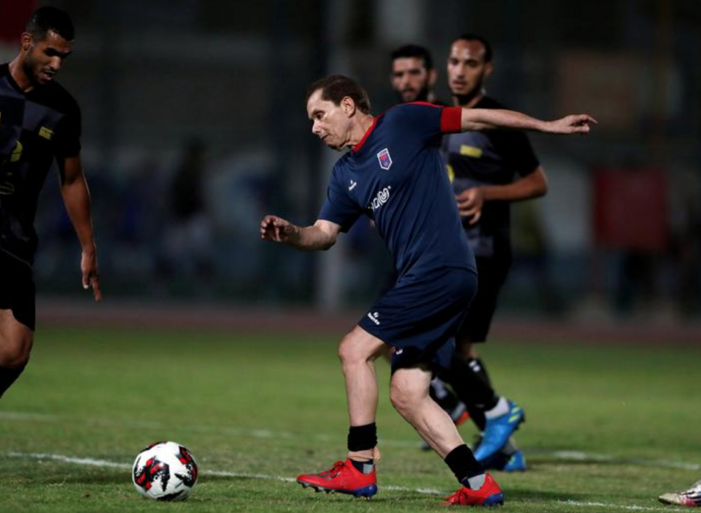 Ezzeldin Bahader, một cầu thủ bóng đá người Ai Cập 74 tuổi tham gia trận đấu bóng đá với Câu lạc bộ thể thao El Ayat thuộc giải hạng ba của Ai Cập tại Sân vận động Olympic ở ngoại ô Cairo của Maadi, Ai Cập ngày 17/10 năm 2020. Ảnh: Reuters