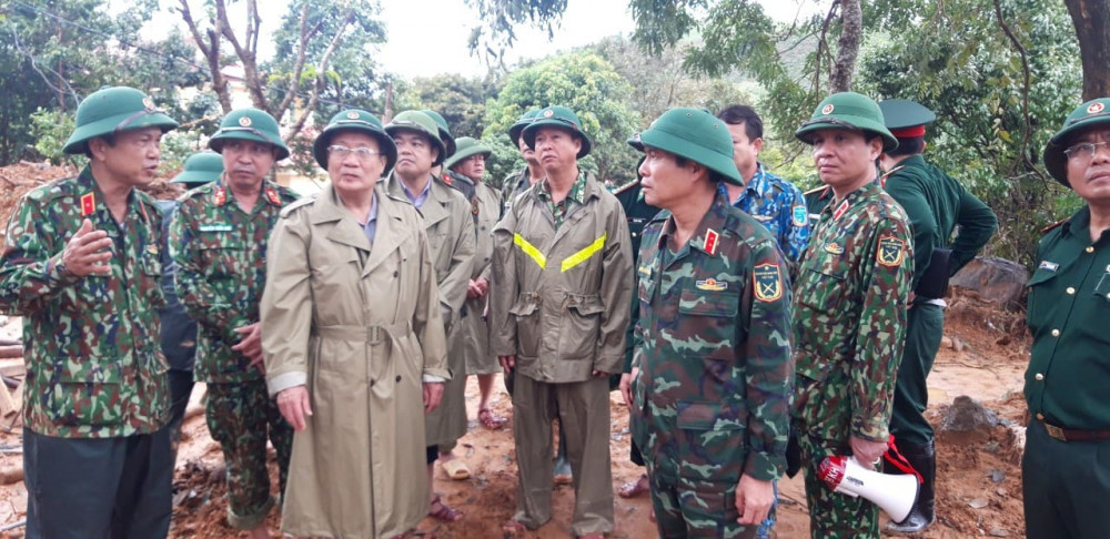 Ông Hà Sỹ Đồng (thứ 3 từ trái qua) - Phó chủ tịch UBND Huế - đang chỉ đạo tìm kiếm 