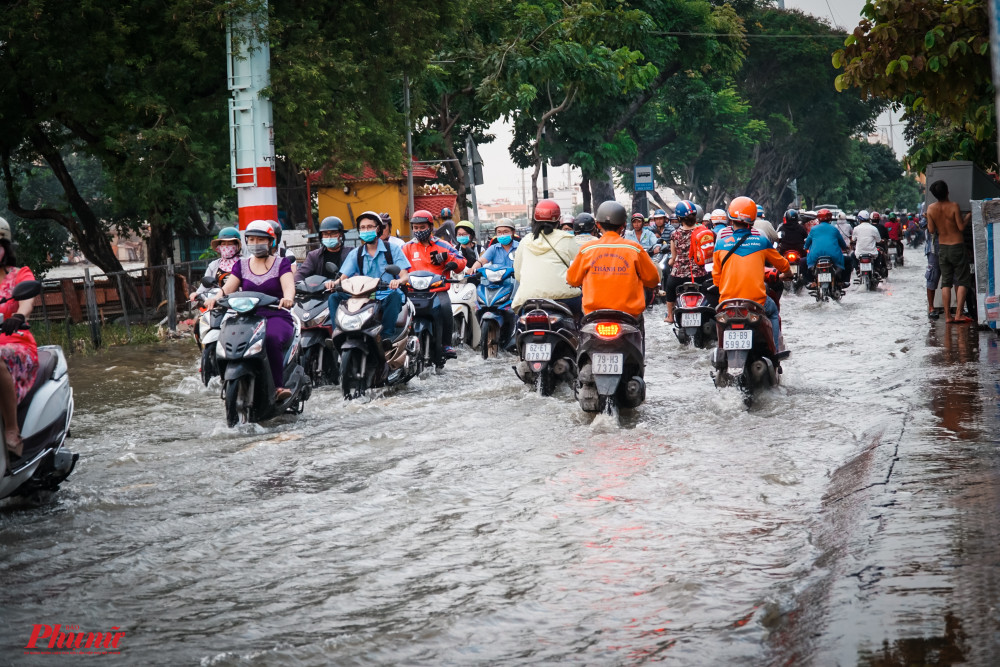 Được dự báo triều cường đạt đỉnh vào lúc 6g30, nhưng từ 5g, mực nước đã dâng cao khiên nhiều người di chuyển khó khăn