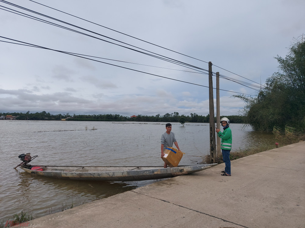 Một người dân ở Quảng Trị đi ghe hơn 10km để nhận hàng tiếp tế từ người thân.