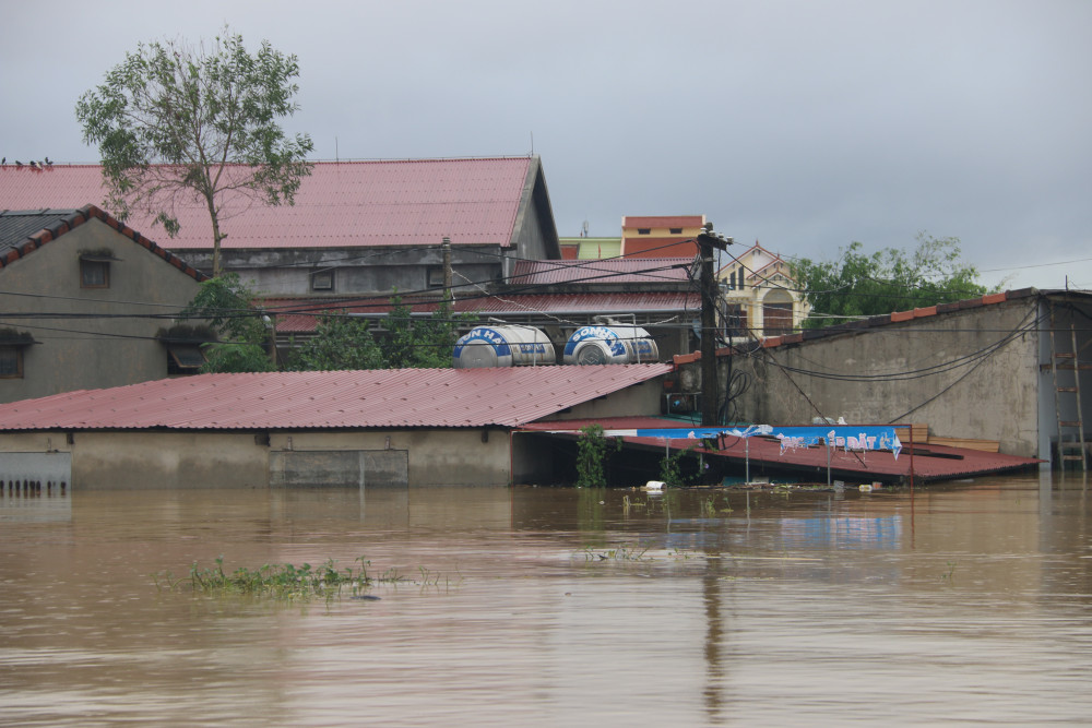 Nước lớn dâng nhanh khiến hơn 100 ngàn hộ dân tại Quảng Bình chìm trong biển nước
