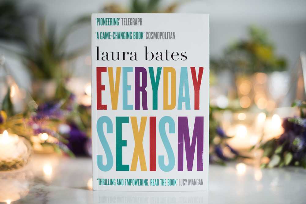 “Everyday Sexism” được đánh giá cao như một tác phẩm rung động, mang đậm dấu ấn thời đại xoay quanh văn hóa và nhân quyền phụ nữ. (Ảnh: The Book Castle)