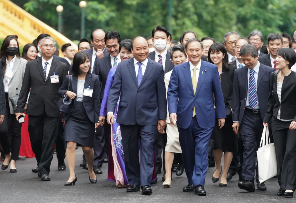 Thủ tướng Nguyễn Xuân Phúc và Thủ tướng Nhật Bản Suga Yoshihide từ nơi đón chính thức đến phòng hội đàm.