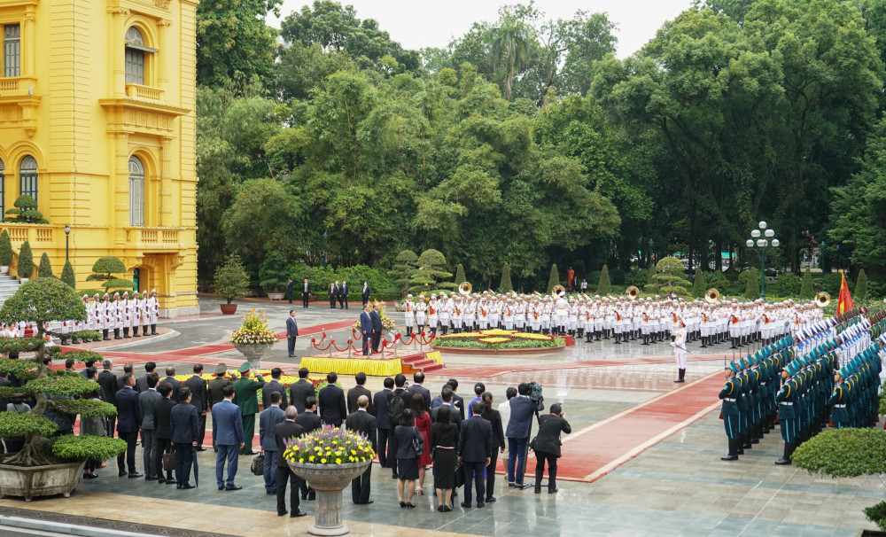 Đây là chuyến thăm nước ngoài đầu tiên của Thủ tướng Suga Yoshihide, diễn ra một tháng sau khi nhậm chức và là lần thứ hai liên tiếp một Thủ tướng mới của Nhật Bản chọn Việt Nam là nước đi thăm đầu tiên sau khi nhậm chức.