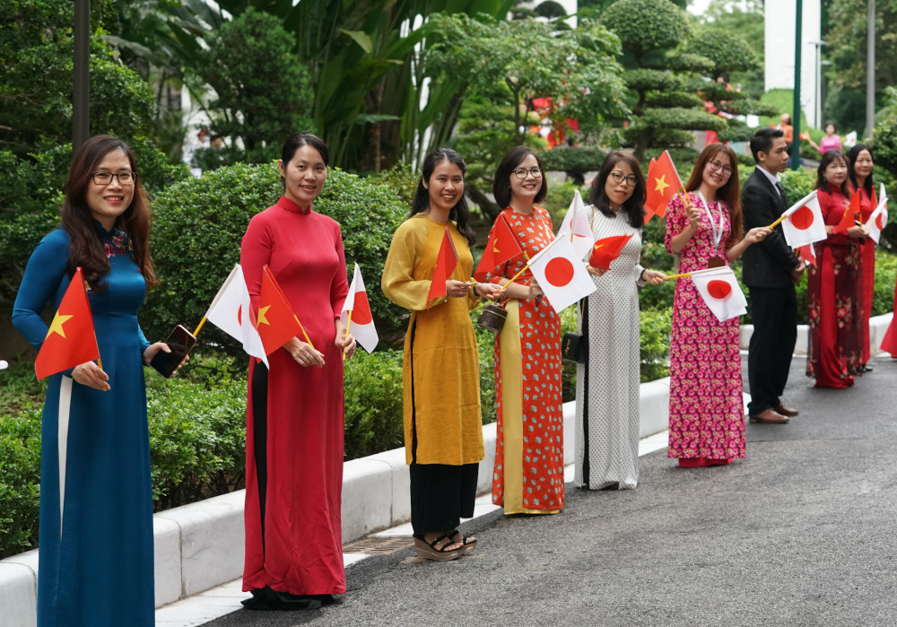 Cán bộ, công chức Văn phòng Chính phủ chào mừng Thủ tướng Nhật Bản, Phu nhân và đoàn Chính phủ Nhật Bản thăm chính thức Việt Nam.