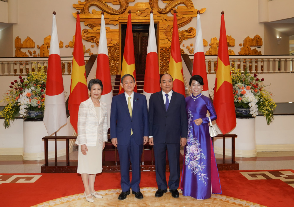 Thủ tướng Nguyễn Xuân Phúc và Phu nhân, Thủ tướng Nhật Bản Suga Yoshihide và Phu nhân tại lễ đón.