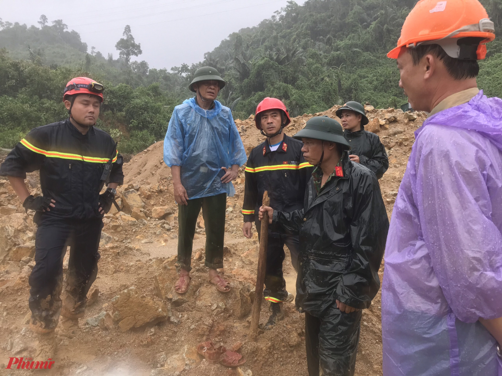 Trời mưa tại khu vực thủy điện Rào Trăng 3 nên công tác cứu hộ các nận nhân gặp rất nhiều khó khăn phải triển khai dài ngày