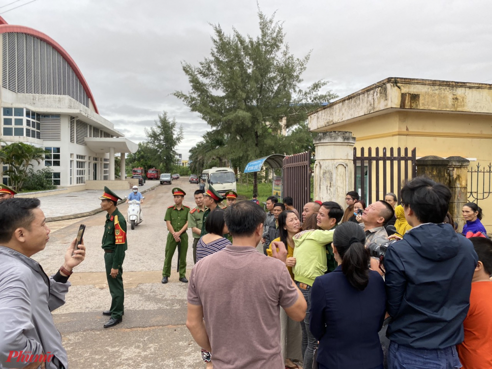 Người thân các nạn nhân tuyệt vọng chờ đợi giây phút nhìn thấy các thi thể được đưa về tại nhà thi đấu Đông Hà