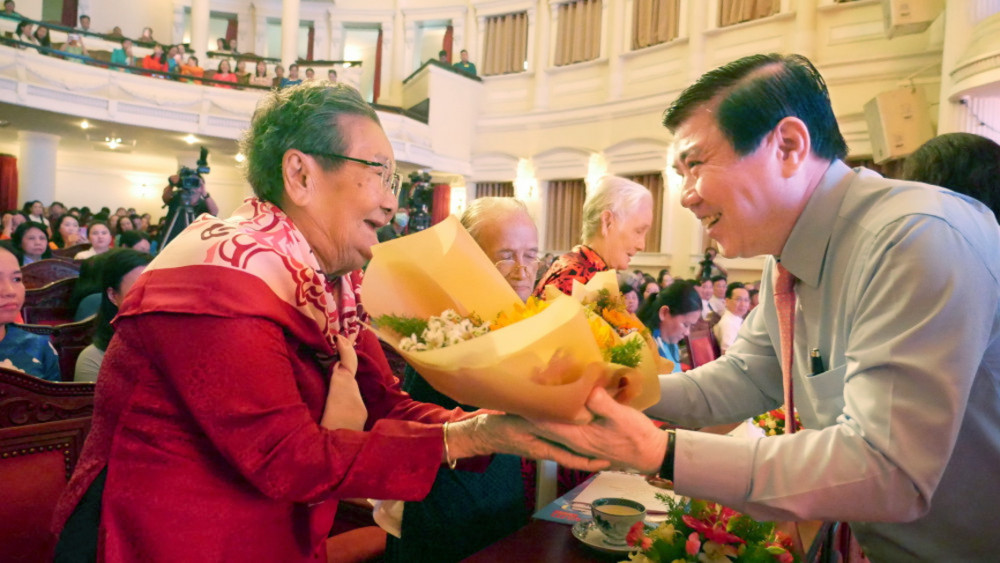 Chủ tịch UBND TP.HCM Nguyễn Thành Phong tặng hoa tri ân các Mẹ Việt Nam anh hùng 