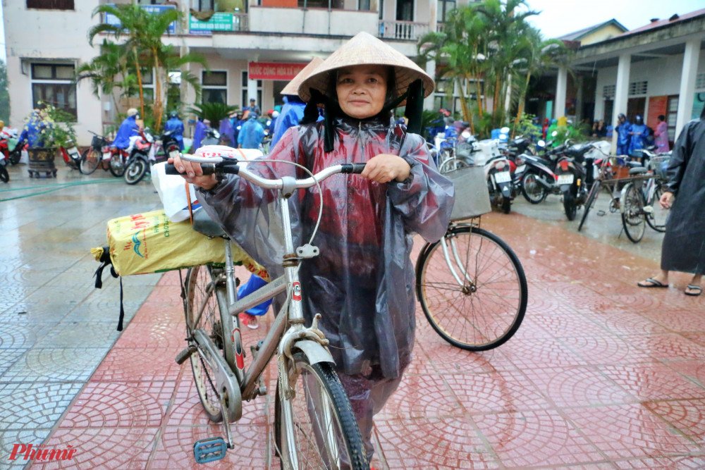 Niềm vui khi được nhận quà và nhận cả tấm lòng sẻ chia.