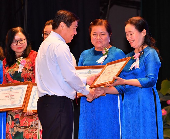 Chủ tịch UBND TPHCM Nguyễn Thành Phong tuyên dương điển hình phụ nữ tiên tiến - Ảnh: Việt Dũng/SGGP