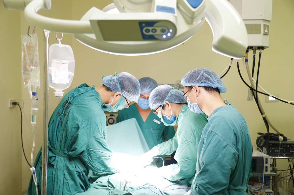Các bác sĩ phẫu thuật khối u đa xơ thần kinh tại ngực của bệnh nhân