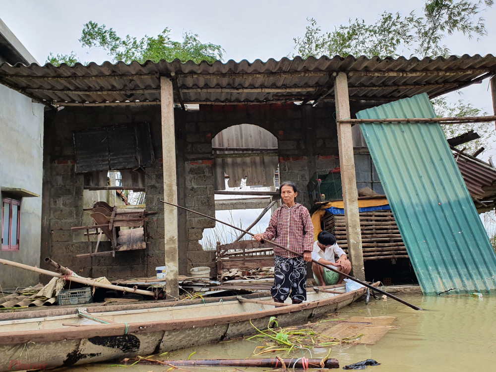 Bà Lê Thị Hòa (thôn Đông Kinh, xã Hải Phong, huyện Hải Lăng, Quảng Trị) và cháu nội bên căn nhà bị bão số 5 giật sập kèm mưa lũ kéo dài đến nay xô đổ