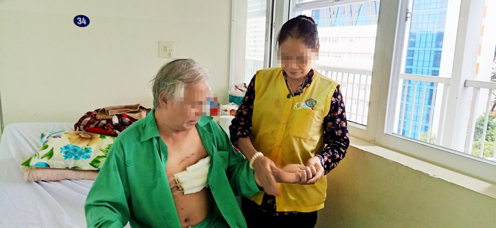 Bà Nguyễn Thị V. chăm sóc chồng đang điều trị ung thư vú ở Đơn vị Tuyến vú Bệnh viện Chợ Rẫy