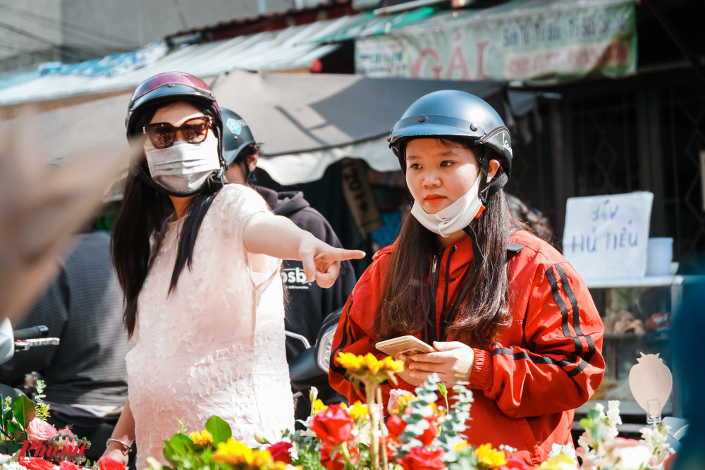 Lát đát vài chị em phụ nữ đến mua hoa