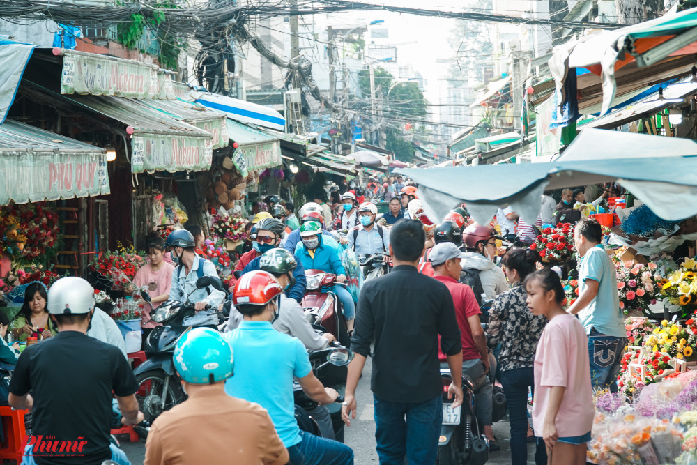 Chợ hoa Hồ Thị Kỷ đang rất nhộn nhịp trong ngày Phụ nữ Việt Nam