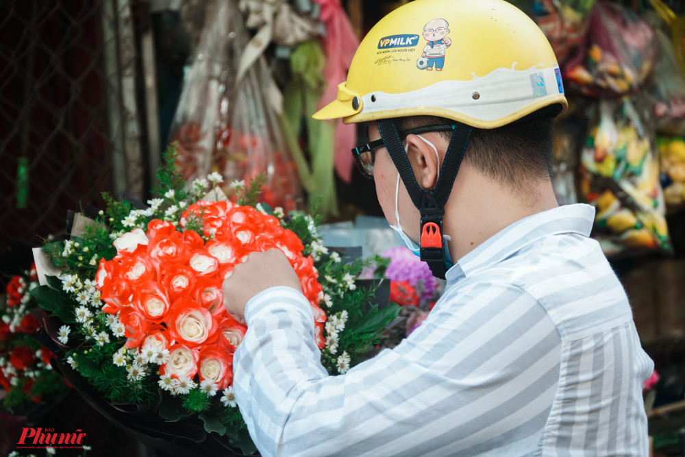 Những bó hoa tươi sắc được các quý ông nâng niu gửi tặng người phụ nữ của mình