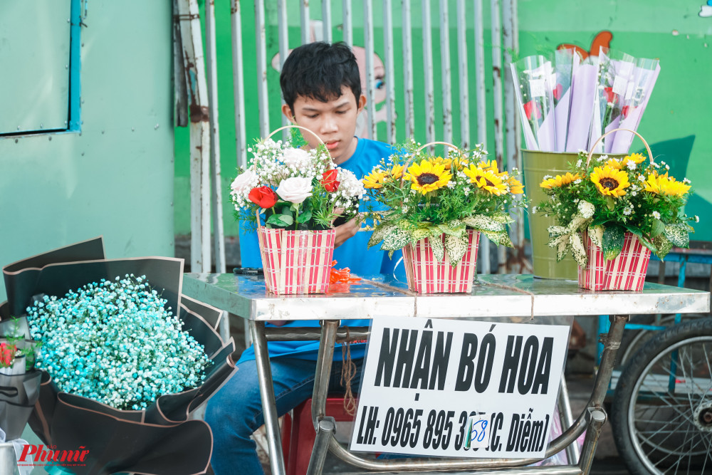 hàng loạt dịch vụ như bó hoa, giao hoa nở rộ nhân ngày Phụ Nữ Việt Nam