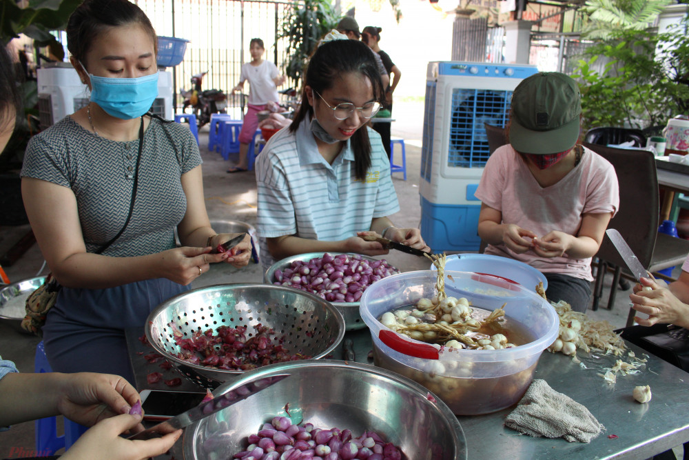 Thảo (áo trắng) xúc động nhớ về ngày nhỏ phải dùng bè chuối di chuyển trong lũ