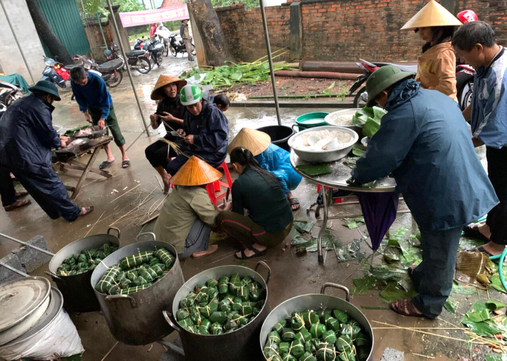 Không khí gói bánh gửi đồng bào vùng lũ cũng rạo rực ở nhiều làng quê Nghệ An