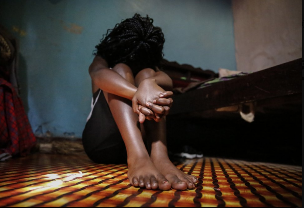 Một cô gái vị thành niên trở thành mại dâm sau khi các trường học ở Kenya bị đóng cửa vào tháng 3 do hạn chế về virus coronavirus, ngồi trong căn phòng thuê nơi cô và những người khác làm việc, ở Nairobi, Kenya Thứ Năm, ngày 1 tháng 10 năm 2020. Các cô gái nhìn thấy mẹ của họ nguồn thu nhập biến mất khi chính phủ Kenya hạn chế các phong trào ngăn chặn sự lây lan của vi rút, và giờ đây họ tham gia vào hoạt động mại dâm để giúp trang trải các hóa đơn gia đình. Ảnh AP 