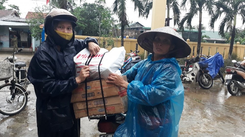 Những phần quà ấm nghĩa tình của độc giả Báo Phụ Nữ được trao tận tay đồng bào miền Trung