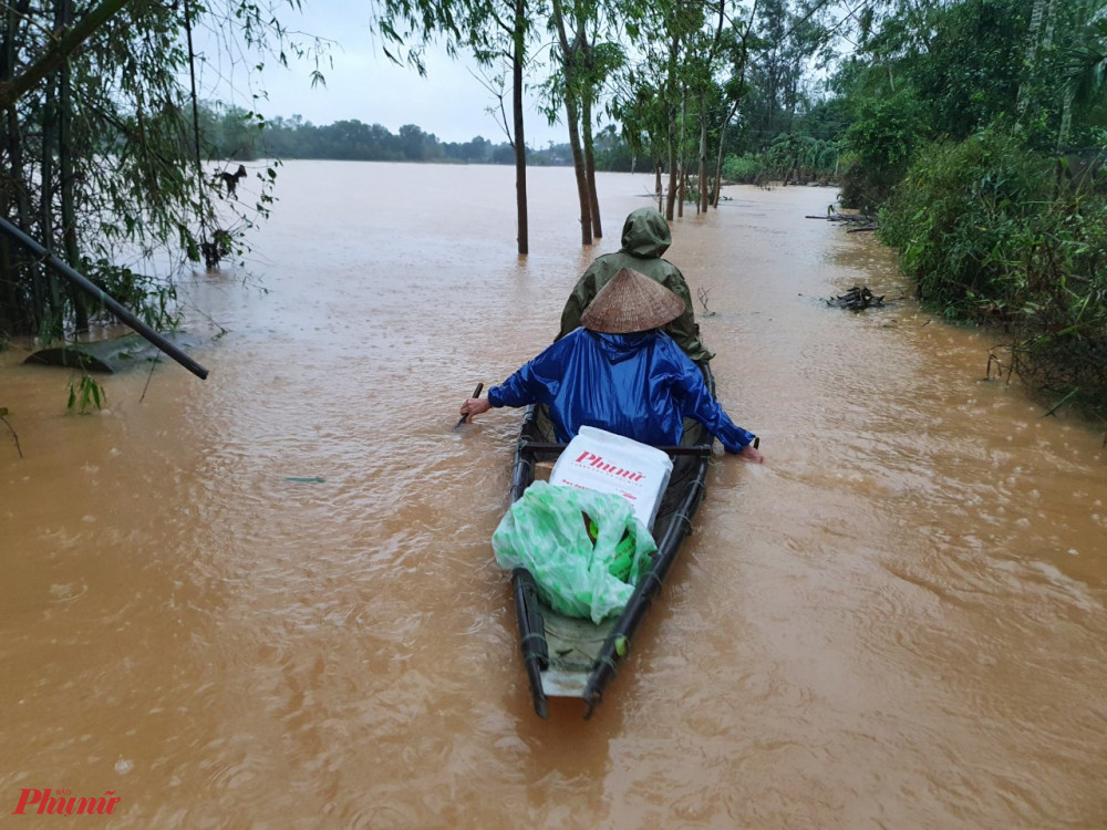 A2-  Đây là những khu vực nước còn ngập lũ, nhiều thôn bà con đi nhận hàng cứu  trợ còn phải đi đò