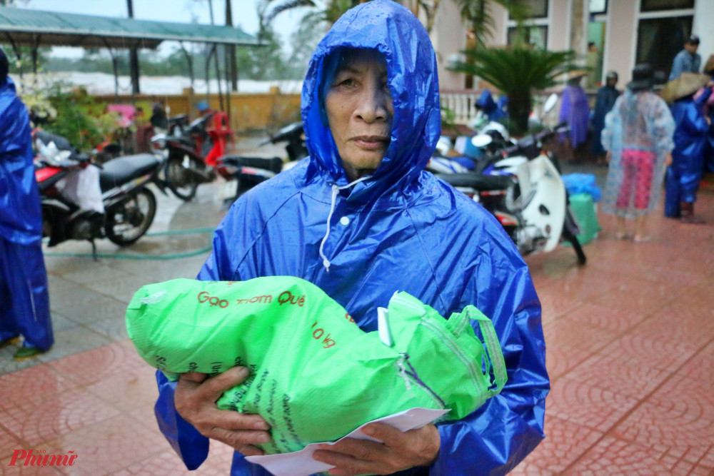 - Do thời tiết không thuân lợi  nên bà con đã có nhiều sáng kiến để bảo quản hàng chu đáo trước lúc chở về nhà