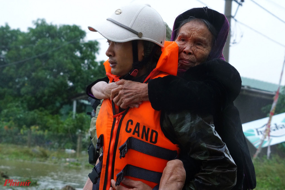 Lực lượng cứu hộ đưa người già ra khỏi vùng ngập lụt