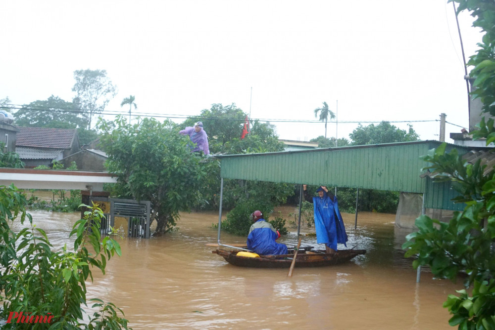 Nhiều địa phương ở vùng hạ du hồ Kẻ Gỗ vẫn đang ngập sâu trong nước