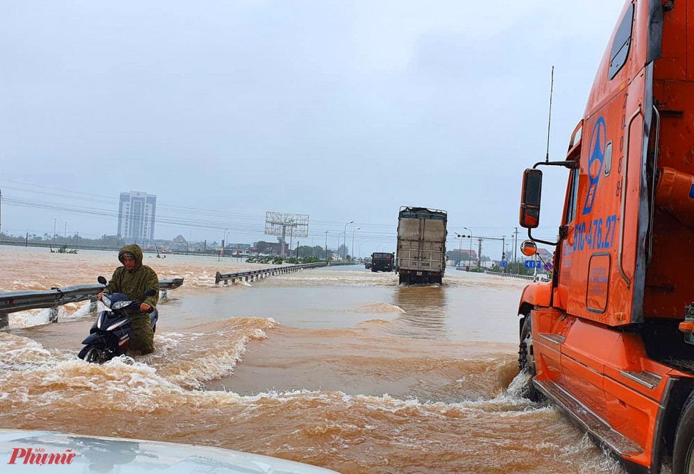 Nước lũ rút, song nhiều đoạn đường vẫn bị ngập sâu, chảy xiết khiến phương tiện qua lại khó khăn