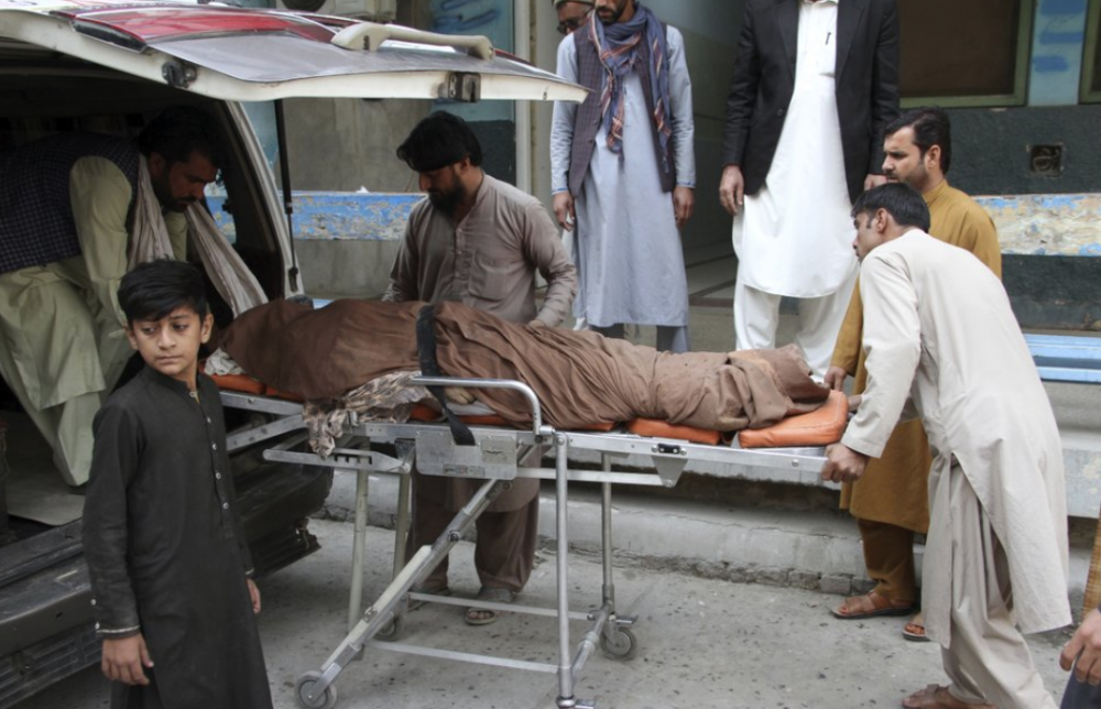 Thi thể một người phụ nữ bị giết trong vụ giẫm đạp ở thành phố Jalalabad, phía đông Kabul, Afghanistan, thứ Tư, ngày 21/10 -Ảnh: AP