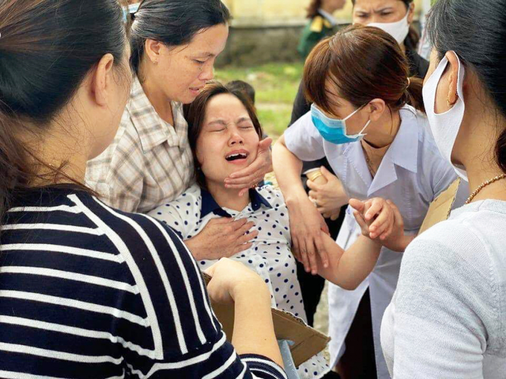 Nỗi đau xé lòng của người vợ trẻ trong đám tang thượng tá Trần Minh Hải 