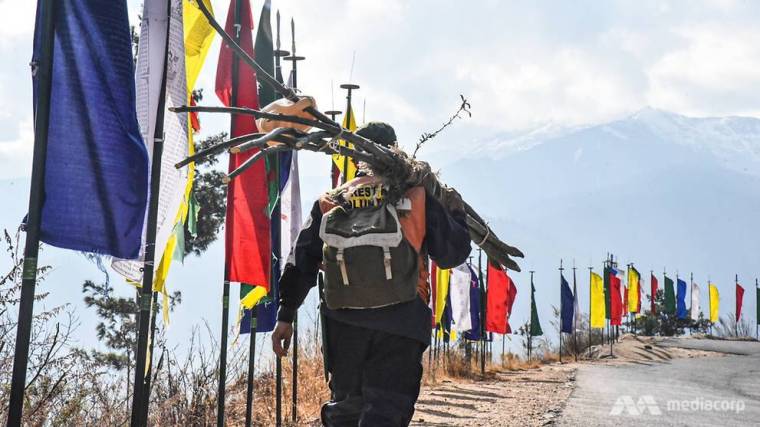 Sonam Phuntsho đi bộ mười km mỗi ngày để trồng cây trong những khu vực rừng bị suy thoái ở Thimphu. 