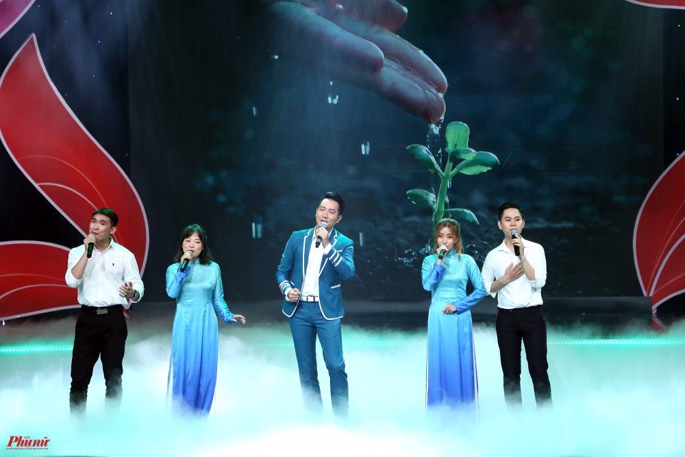 Ca sĩ Nguyễn Phi Hùng và nhóm bè thể hiện ca khúc do chính anh sáng tác - Gieo hạt yêu thương.
