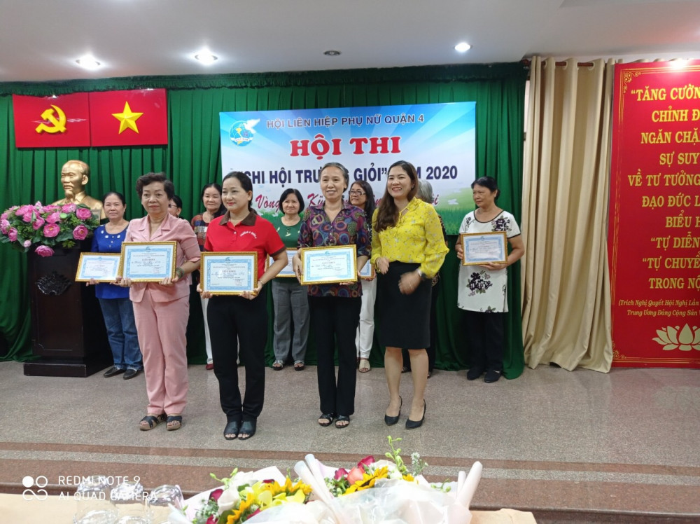Chị Lan, cô Hoa và cô Yến đạt giải nhất, nhì, ba trong Hội thi Chi hội trưởng giỏi do Hội liên hiệp Phụ nữ Q. 4 tổ chức.