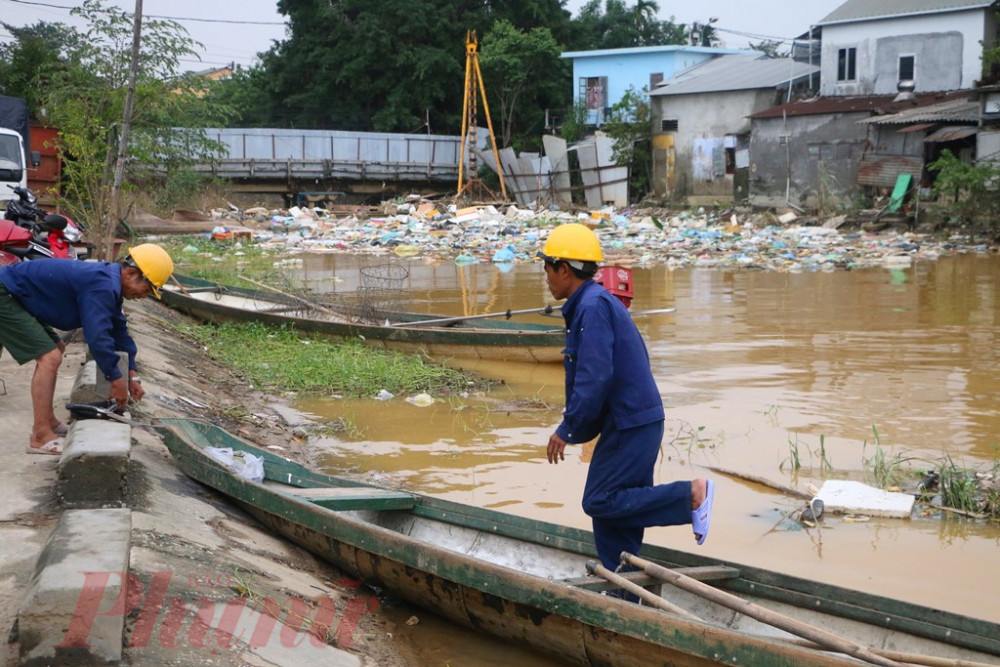 Nhiều phương tiện đò ghe cũng được đều động đến dọn rác 